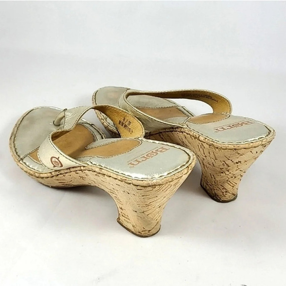 ⭐️$3/ $30⭐️ Born Leather Gold Thong Cork Wedge Cushioned Sandals Sz 39/8 - Picture 3 of 13